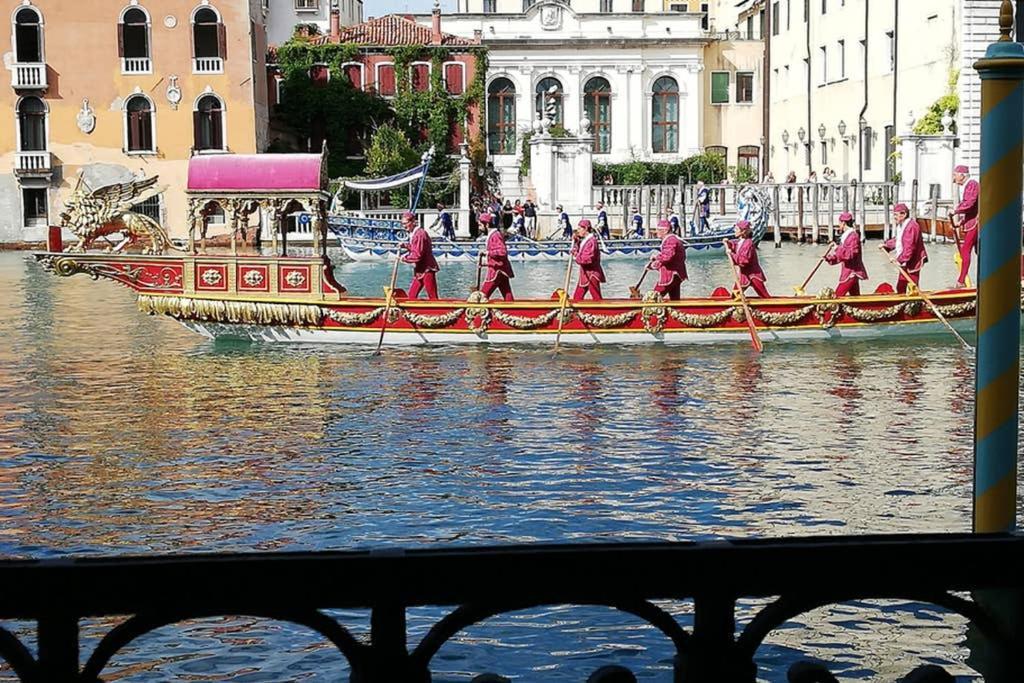 Grand Canal next to Guggenheim Venezia Esterno foto